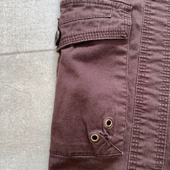 Brown cropped cargo pants w cool pockets & fun toggle at hem. Cotton w stretch! - Picture 4 of 11